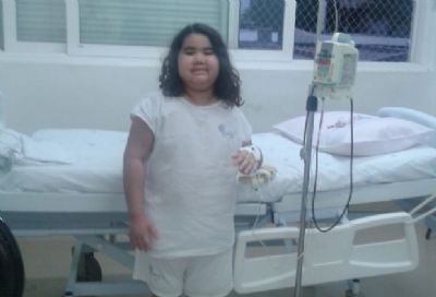 M�e pede ajuda para pagar transplante de medula da filha de oito anos