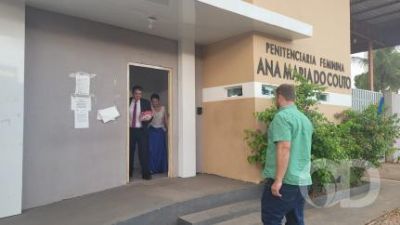 ​Empres�ria deixa pris�o com tornozeleira
