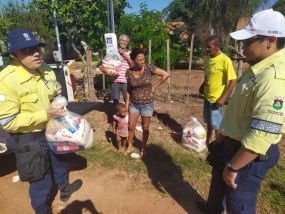 Agentes entregam alimentos arrecadados no Pedal Semob