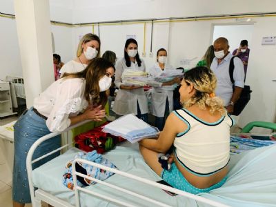 M�es recebem enxovais de beb�s produzidos por servidores de V�rzea Grande