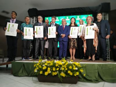 Cerca de 300 pessoas receberam a Comenda dos 300 anos da C�mara de Cuiab�