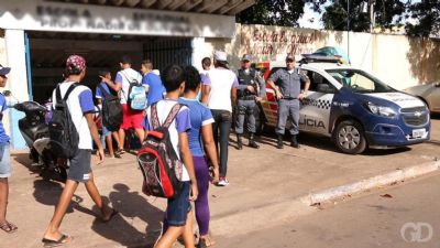Pol�cia prende homem que assediou meninas de 11 anos em porta de escola