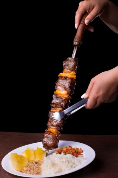 Espetaria gourmet oferece buffet livre com acompanhamentos em �rea central da cidade