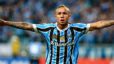 Everton levanta ta�a e chora em tom de despedida: 