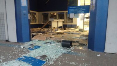 Bandidos invadem e explodem ag�ncia banc�ria em Cuiab�