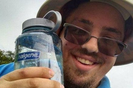 Homem enterra vodka em terreno tr�s semanas antes de festival
