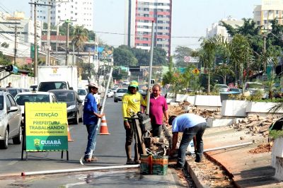Prefeitura realiza obra de revitaliza��o nas avenidas Mato Grosso e Miguel Sutil