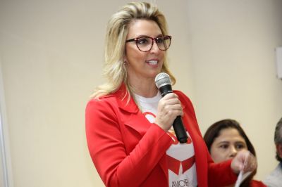 1� dama mobiliza servidores para doa��o de medula �ssea para testar compatibilidade com garota de 6 anos