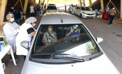 Cuiab� adota drive-thru para vacina��o contra Covid-19 ap�s aglomera��o e suspens�o de campanha
