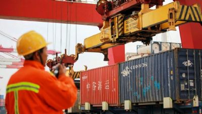 Petrobras anuncia 4� redu��o seguida na semana no pre�o da gasolina nas refinarias