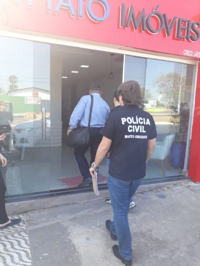 Corretor de im�veis que atuava irregularmente � conduzido em a��o de fiscaliza��o em imobili�ria