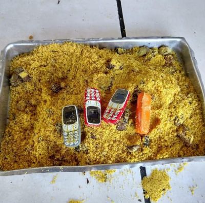 M�e tenta entrar em cadeia com mini-celulares escondidos em farofa ao visitar o filho preso em MT