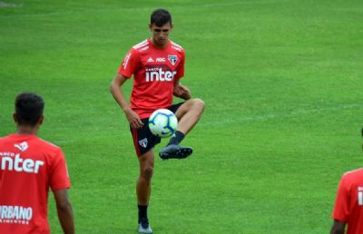 Zagueiro na mira do Barcelona notifica S�o Paulo e pede rescis�o de contrato