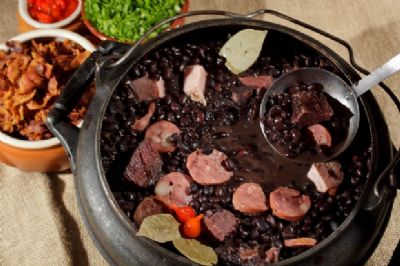 Feijoada 'open bar e open food' arrecada fundos para institui��o filantr�pica