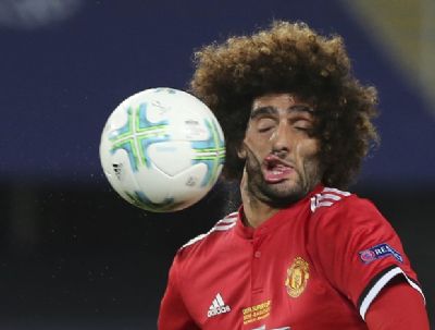 Clique flagra rosto deformado de Fellaini ap�s bolada, e volante vira meme