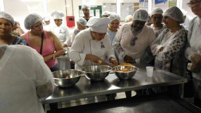 T�cnicas em Nutri��o Escolar aprendem cortes diversos de legumes e decora��o de bolos