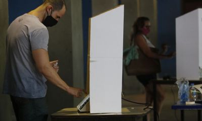Prefeitos eleitos tomam posse em 5.472 munic�pios; 96 ficam pendentes