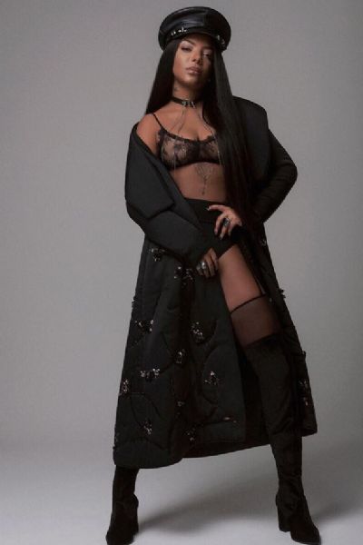 Ludmilla surge sexy em look fetichista