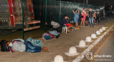Secret�rio pede que pessoas n�o durmam na fila para pegar senha para atendimento na Arena Pantanal