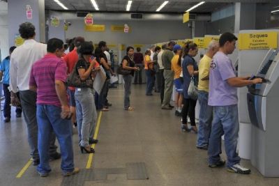 Cliente deve ser indenizado por esperar mais de uma hora em fila de banco