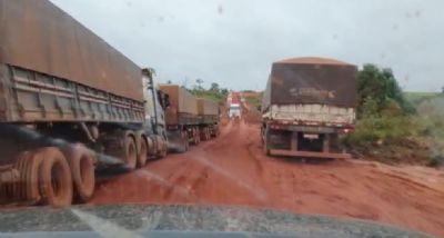 Soja fica parada em caminh�es por causa de atoleiros na BR-158 em MT e produtores reclamam de preju�zos