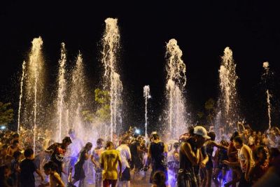 Prefeitura e iniciativa privada inauguram pra�a e fonte interativa � uma das principais atra��es