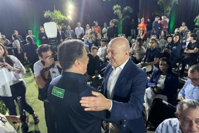 Emanuel Pinheiro cumprimenta Pivetta em cerim�nia de abertura da Expoagro