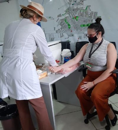 Profissionais da educa��o passam por teste da Covid-19 antes da volta �s aulas em Sinop (MT)