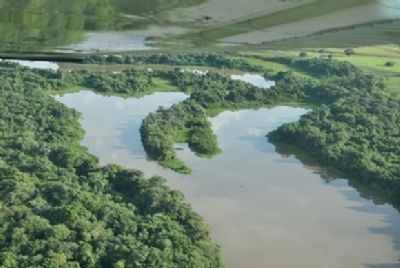 'Colora��o estranha� em rio da Grande Cuiab� � de sedimentos lan�ados por mineradora e reservat�rio