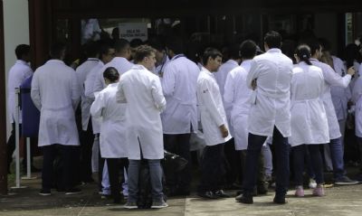 M�dicos formados fora do Brasil t�m 1� fase do Revalida neste domingo