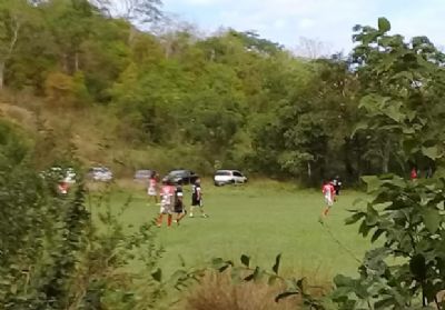 Moradores denunciam jogo de futebol com aglomera��o e pedem interfer�ncia da PM