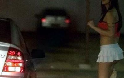 Garota de programa leva calote de cliente e � deixada nua em estrada de MT