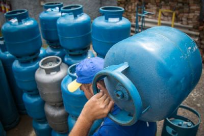 Petrobras abaixa pre�o do g�s de cozinha em 9,8% para distribuidoras