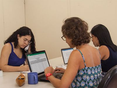 Mulheres estudam mais no Brasil, mas t�m renda 41,5% menor que homens, diz ONU