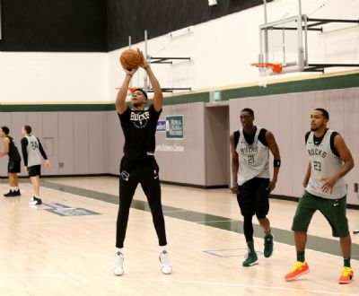 Candidato ao t�tulo, Milwaukee Bucks fecha CT ap�s resultados de testes para coronav�rus