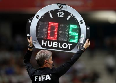 Fifa oficializa permiss�o para que torneios implementem cinco substitui��es por time at� o fim do ano