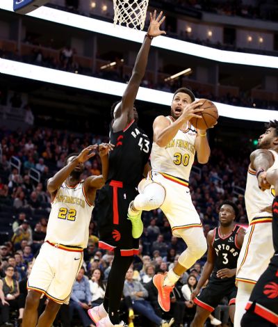 Na volta de Curry, Warriors amea�am, mas s�o batidos no fim pelos Raptors em San Francisco