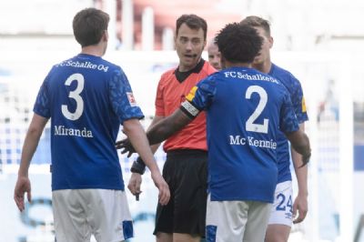 Federa��o Alem� decide n�o punir jogadores por homenagens a George Floyd