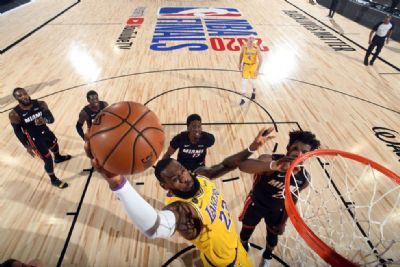 Lakers batem o Heat e ficam a uma vit�ria do t�tulo da NBA