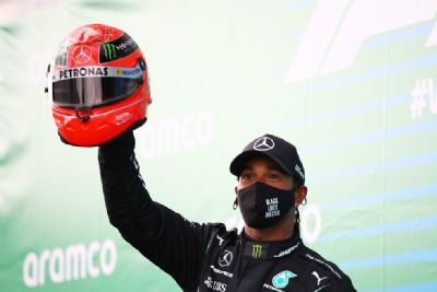Hamilton presta homenagem a Schumacher ap�s igualar recorde de vit�rias
