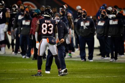 Jogador do Chicago Bears surta, soca a cabe�a de rival dos Saints
