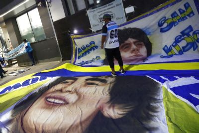 Maradona passa bem e n�o tem qualquer sequela neurol�gica