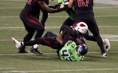 Em duelo emocionante, Seahawks d�o o troco, desbancam Cardinals e assumem a ponta da divis�o