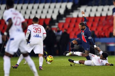 Thiago Mendes � suspenso por tr�s jogos por entrada dura em Neymar