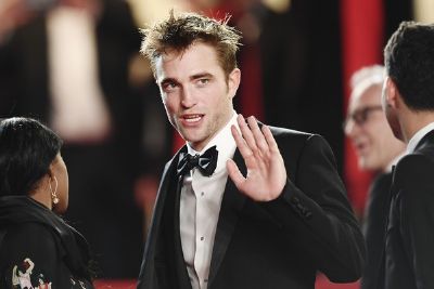 Robert Pattinson revela que foi expulso de escola aos 12 anos por roubar revistas porn�s para vender aos colegas