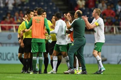 Chapecoense � o time mais faltoso e o que mais leva cart�es amarelo no Brasileir�o