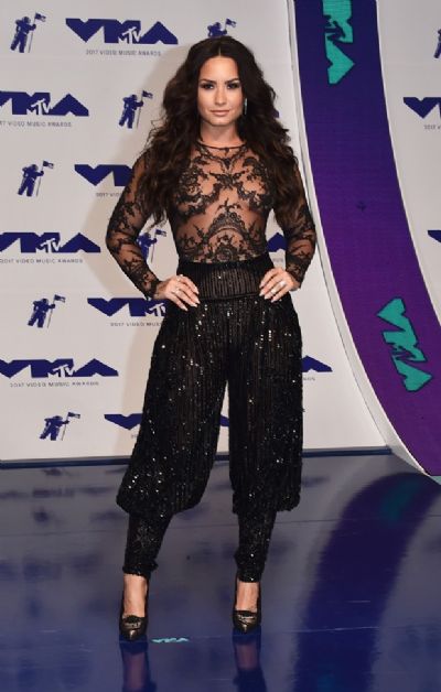 Sem suti�, Demi Lovato desfila por tapete vermelho do VMA 2017