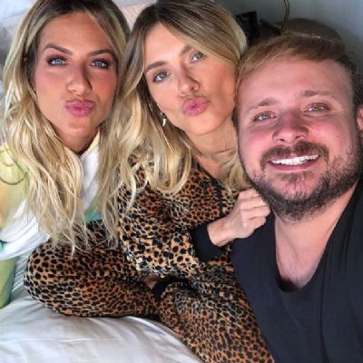 Giovanna Ewbank e Carol Dieckmann posam juntas e f�s comparam