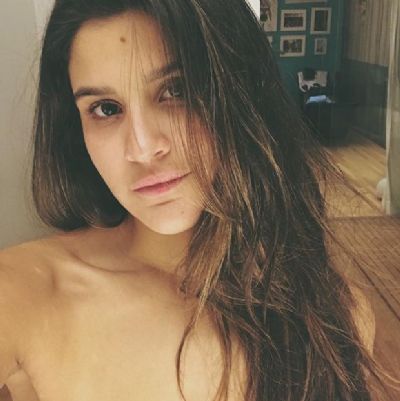 Giulia Costa faz car�o em foto sem make e f�s a comparam com Fl�via Alessandra