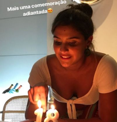 Giulia Costa comemora 18 anos em fam�lia